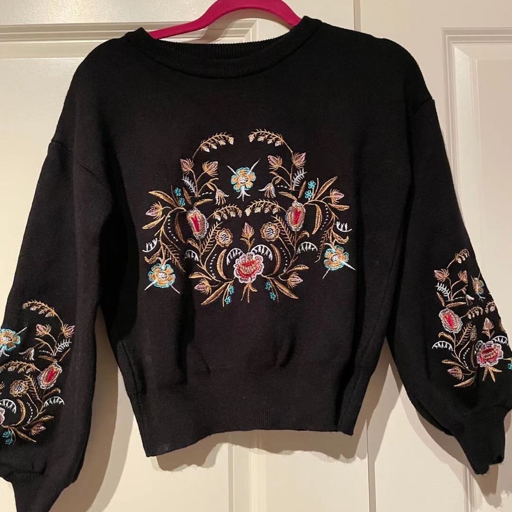 Embroidered sweatshirt- like new